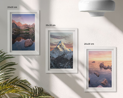 Tríptico com moldura Paisagens montanhosas com água e rochas ao fundo.