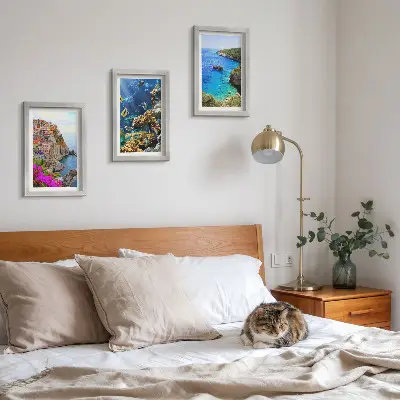 Conjunto de 3 quadros decorativos com vista para o mar, casas coloridas e recife de coral