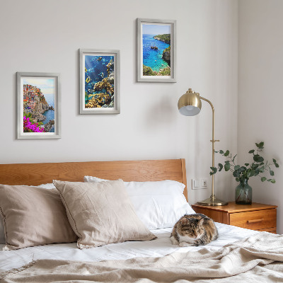 Conjunto de 3 quadros decorativos Vista para o mar com casas coloridas e um recife de coral.