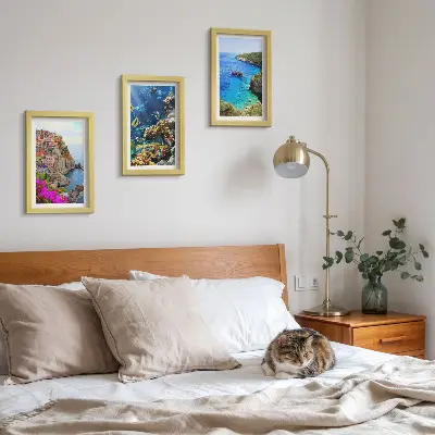 Conjunto de 3 quadros decorativos com vista para o mar, casas coloridas e recife de coral