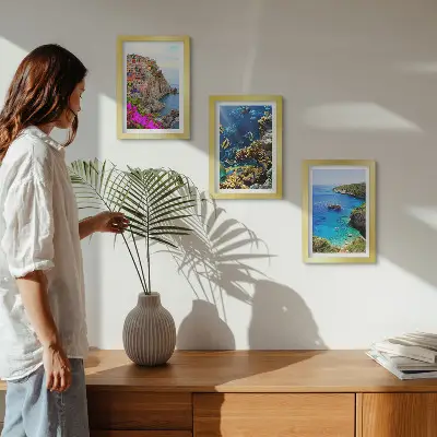 Conjunto de 3 quadros decorativos com vista para o mar, casas coloridas e recife de coral