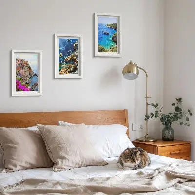 Conjunto de 3 quadros decorativos com vista para o mar, casas coloridas e recife de coral