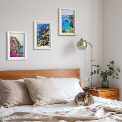 Conjunto de 3 quadros decorativos Vista para o mar com casas coloridas e um recife de coral.