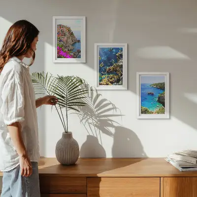 Conjunto de 3 quadros decorativos com vista para o mar, casas coloridas e recife de coral
