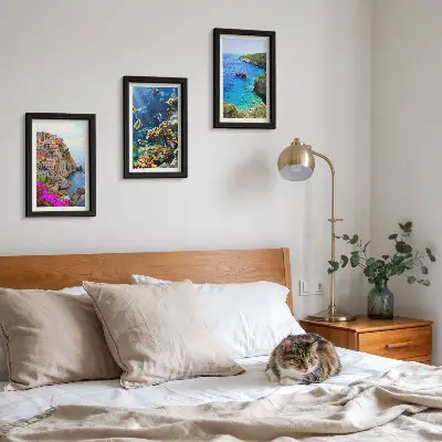 Conjunto de 3 quadros decorativos com vista para o mar, casas coloridas e recife de coral