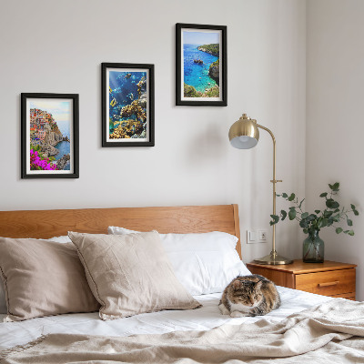 Conjunto de 3 quadros decorativos Vista para o mar com casas coloridas e um recife de coral.