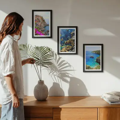Conjunto de 3 quadros decorativos com vista para o mar, casas coloridas e recife de coral