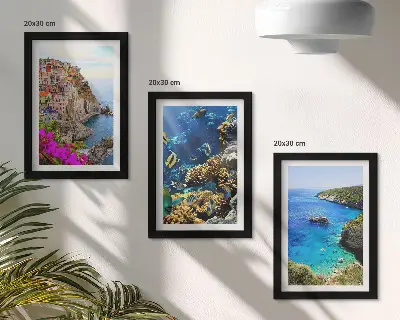 Conjunto de 3 quadros decorativos com vista para o mar, casas coloridas e recife de coral