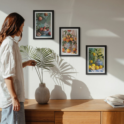 Conjunto de molduras com imagens Romãs, pêssegos e limões em vasos.