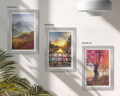 Conjunto de molduras com imagens Paisagens de montanha com uma bicicleta e uma árvore de outono.