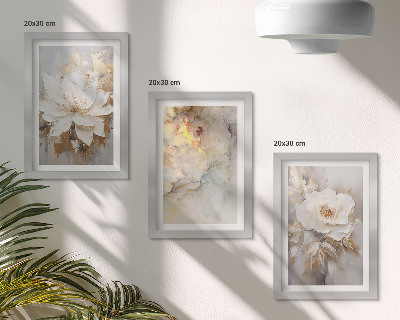 Tríptico com moldura Flores sobre um fundo claro com padrões abstratos