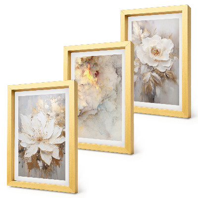 Tríptico com moldura Flores sobre um fundo claro com padrões abstratos