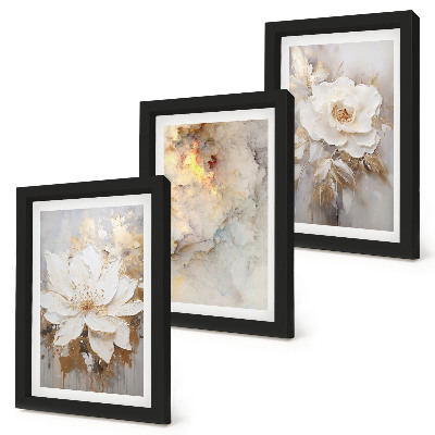 Tríptico com moldura Flores sobre um fundo claro com padrões abstratos