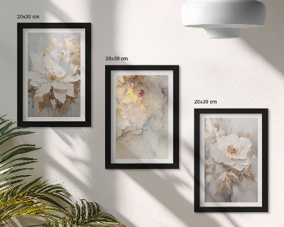 Tríptico com moldura Flores sobre um fundo claro com padrões abstratos