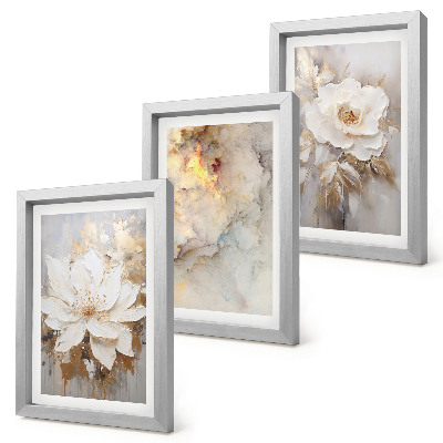 Tríptico com moldura Flores sobre um fundo claro com padrões abstratos