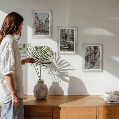 Conjunto de molduras com imagens Vistas tranquilas da cidade com edifícios.