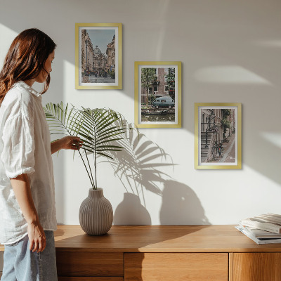Conjunto de molduras com imagens Vistas tranquilas da cidade com edifícios.
