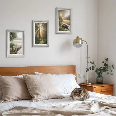 Conjunto de 3 quadros decorativos com a imagem de um lago calmo, uma floresta e um barco na neblina da manhã