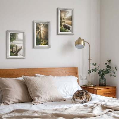 Conjunto de 3 quadros decorativos Um lago calmo, uma floresta e um barco na neblina da manhã.