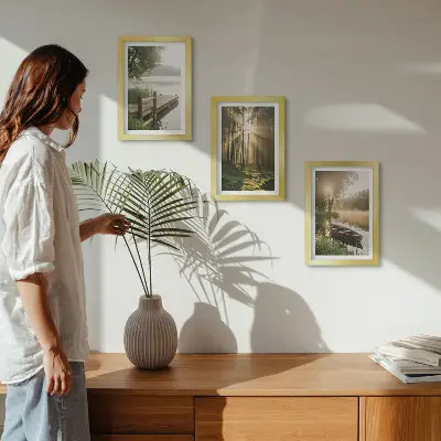 Conjunto de 3 quadros decorativos com a imagem de um lago calmo, uma floresta e um barco na neblina da manhã