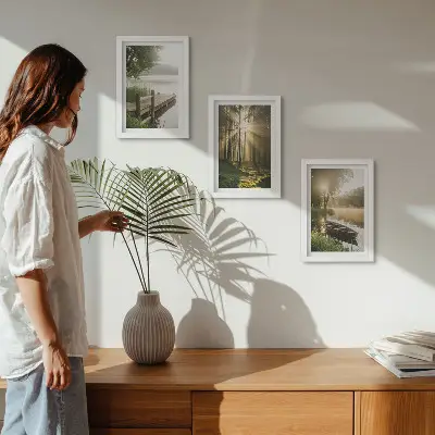 Conjunto de 3 quadros decorativos com a imagem de um lago calmo, uma floresta e um barco na neblina da manhã