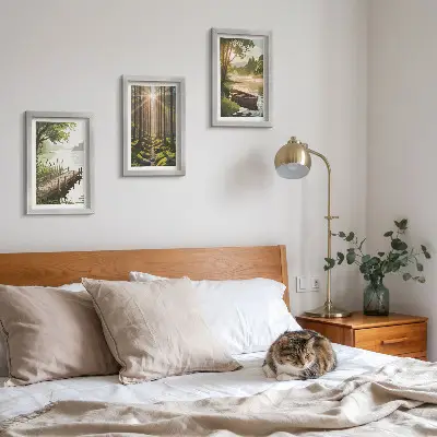 Conjunto de quadros com imagens paisagens tranquilas de floresta e lago com passeio de barco
