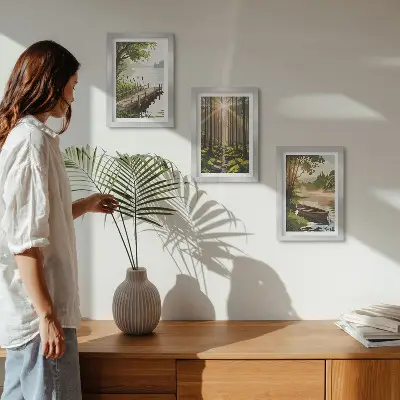 Conjunto de quadros com imagens paisagens tranquilas de floresta e lago com passeio de barco
