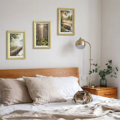 Conjunto de quadros com imagens paisagens tranquilas de floresta e lago com passeio de barco
