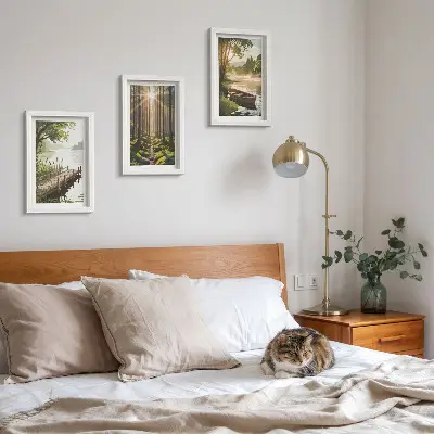 Conjunto de quadros com imagens paisagens tranquilas de floresta e lago com passeio de barco