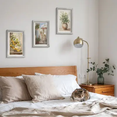 Conjunto de 3 quadros decorativos com estampa de limões em vaso e plantas em arquitetura branca