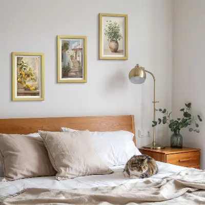 Conjunto de 3 quadros decorativos com estampa de limões em vaso e plantas em arquitetura branca