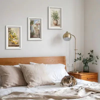 Conjunto de 3 quadros decorativos com estampa de limões em vaso e plantas em arquitetura branca