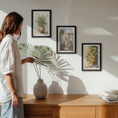 Conjunto de 3 quadros decorativos Vasos de plantas e limões tendo como pano de fundo uma rua.