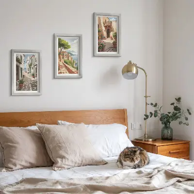 Conjunto de quadros com imagens ruas pitorescas com casas e vasos de plantas