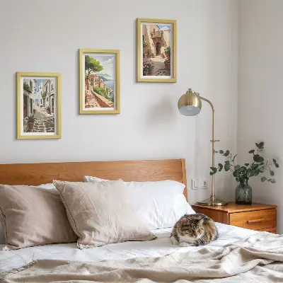 Conjunto de quadros com imagens ruas pitorescas com casas e vasos de plantas