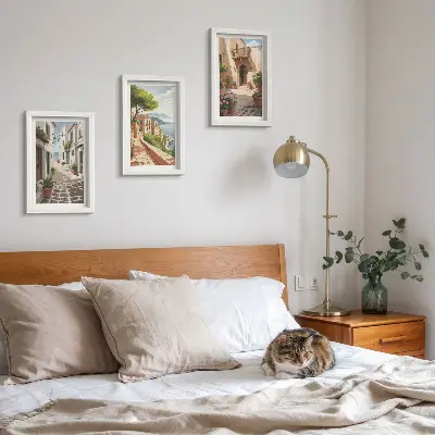 Conjunto de quadros com imagens ruas pitorescas com casas e vasos de plantas