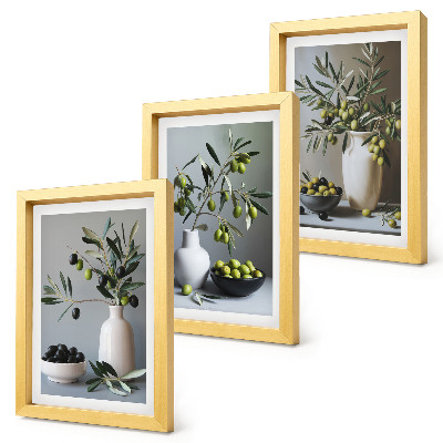 Conjunto de 3 quadros decorativos Azeitonas em vasos contra um fundo de cores suaves.