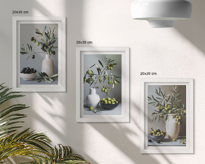 Conjunto de 3 quadros decorativos Azeitonas em vasos contra um fundo de cores suaves.