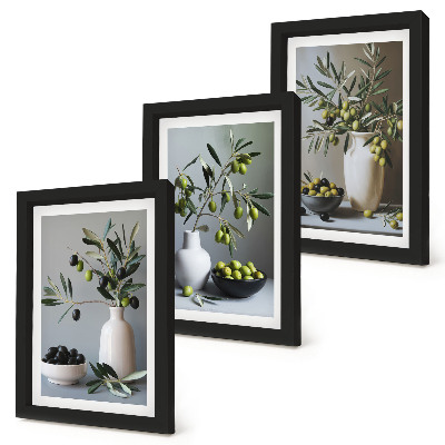 Conjunto de 3 quadros decorativos Azeitonas em vasos contra um fundo de cores suaves.