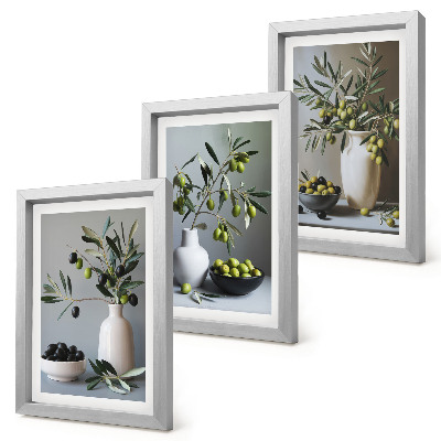 Conjunto de 3 quadros decorativos Azeitonas em vasos contra um fundo de cores suaves.