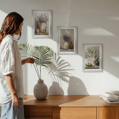 Conjunto de 3 quadros decorativos com flores em vasos, azeitonas e decorações naturais