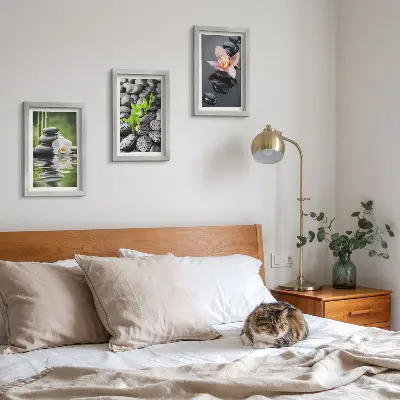 Conjunto de quadros com imagens composição zen de pedras e flores sobre a água