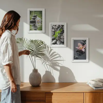 Conjunto de quadros com imagens composição zen de pedras e flores sobre a água