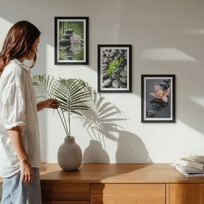 Conjunto de quadros com imagens composição zen de pedras e flores sobre a água