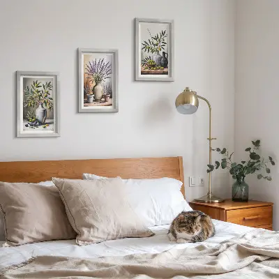 Conjunto de 3 quadros decorativos com flores e azeitonas em vasos sobre fundo claro