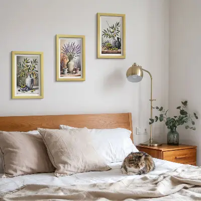 Conjunto de 3 quadros decorativos com flores e azeitonas em vasos sobre fundo claro