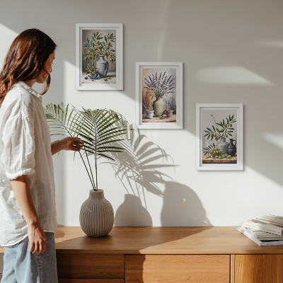Conjunto de 3 quadros decorativos Flores e azeitonas em vasos sobre um fundo claro.