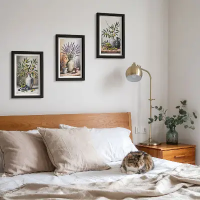 Conjunto de 3 quadros decorativos com flores e azeitonas em vasos sobre fundo claro