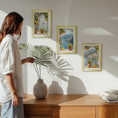 Conjunto de 3 quadros decorativos com estampa de cidade litorânea, limões e flores em vasos