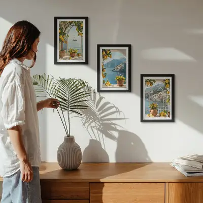 Conjunto de 3 quadros decorativos com estampa de cidade litorânea, limões e flores em vasos